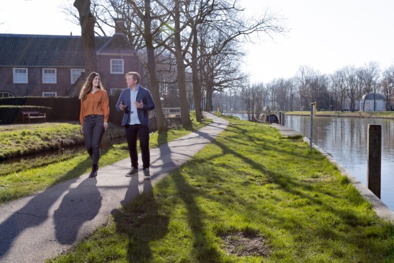 Homepage 6 - Traineeship Gemeente Midden-Nederland Lopend langs rivier